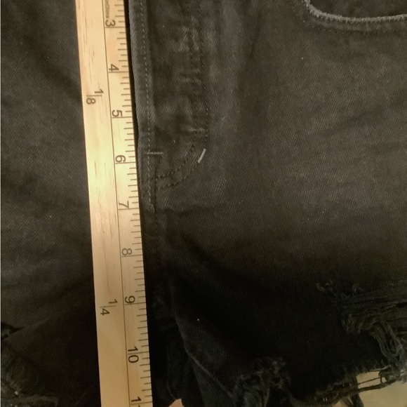 We The Free Women’s black button front 28 boyfriend‎ low rise distressed shorts - Picture 4 of 12